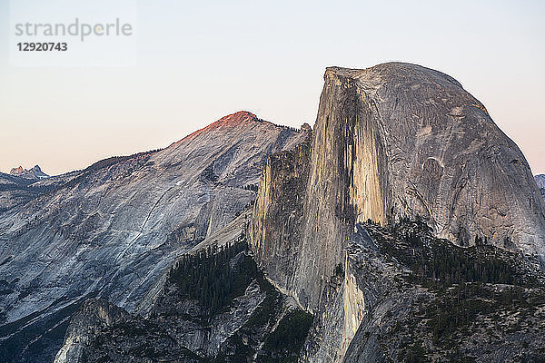 Half Dome vom Glacier Point aus gesehen  Yosemite National Park  UNESCO Weltkulturerbe  Kalifornien  Vereinigte Staaten von Amerika  Nordamerika