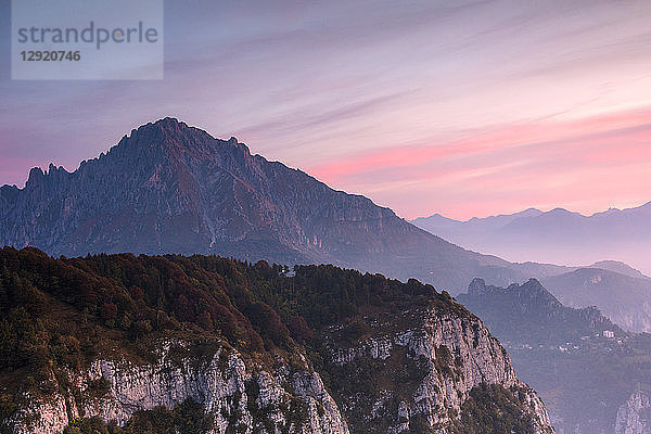 Grigna meridionale bei Sonnenaufgang vom Monte Coltignone aus gesehen  Lecco  Lombardei  Italienische Alpen  Italien
