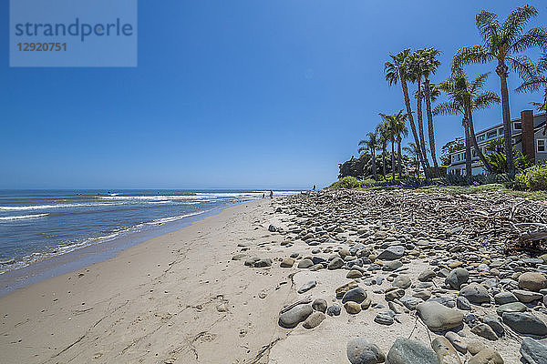 Blick auf den Strand und die Küstenlinie bei Santa Barbara  Santa Barbara County  Kalifornien  Vereinigte Staaten von Amerika  Nordamerika