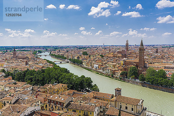 Blick auf die Etsch mit Brücken  traditionellen Gebäuden und Kirchtürmen am Flussufer  Verona  Venetien  Italien  Europa