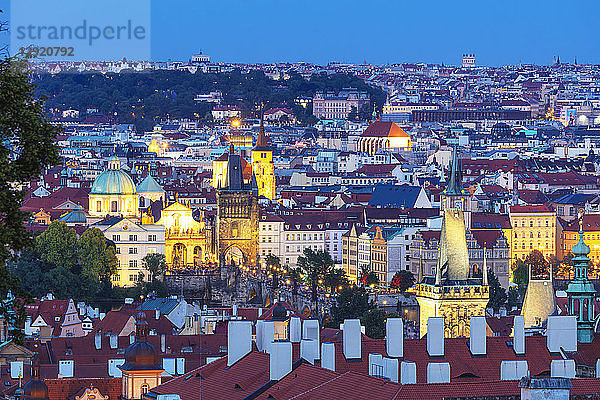 Karlsbrücke und Altstadt  Prag  UNESCO-Weltkulturerbe  Böhmen  Tschechische Republik