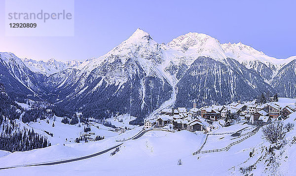 Zarte Töne in der Dämmerung bei Latsch  Bergun  Albulatal  Prattigau/Davos  Kanton Graubünden  Schweiz