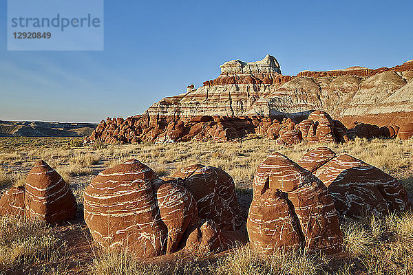 Gestreifte rote Felsblöcke  Hopi-Reservat  Arizona  Vereinigte Staaten von Amerika  Nordamerika