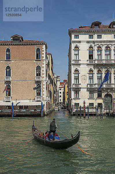 Gondel und Gondoliere bei der Einfahrt in einen Seitenkanal des Canale Grande  Venedig  UNESCO-Weltkulturerbe  Venetien  Italien