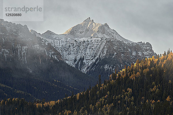 Schneebedeckter Berg im Herbst  Uncompahgre National Forest  Colorado  Vereinigte Staaten von Amerika  Nordamerika