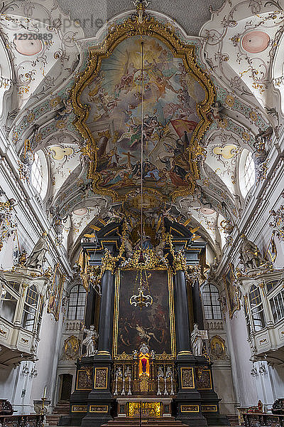 Innenraum der romanischen Basilika St. Emmeram  Regensburg  UNESCO-Welterbe  Bayern  Deutschland