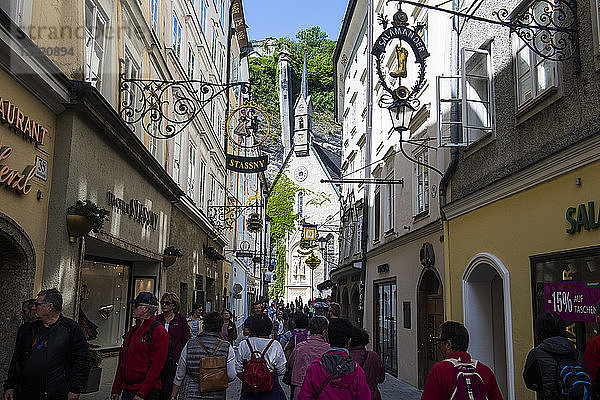 Die berühmte Getreidegasse in Salzburg  Österreich