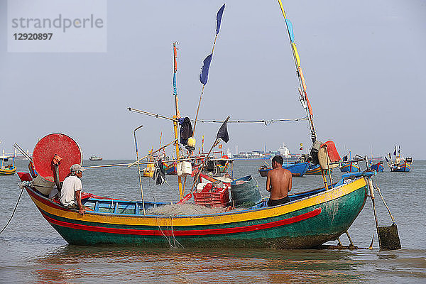 Fischer bei der Reparatur von Fischernetzen  Hang Dua Bucht  Vung Tau  Vietnam  Indochina  Südostasien