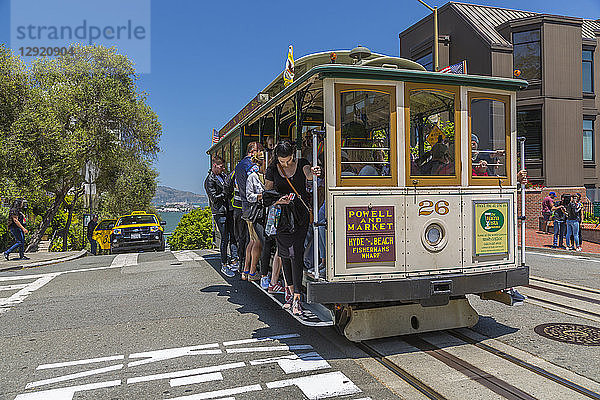 Blick auf die Hyde Street Cable Car und Alcatraz im Hintergrund  San Francisco  Kalifornien  Vereinigte Staaten von Amerika  Nordamerika