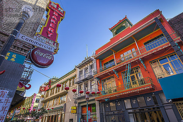 Blick auf farbenfrohe Architektur in Chinatown  San Francisco  Kalifornien  Vereinigte Staaten von Amerika  Nordamerika