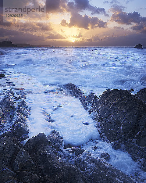 Sonnenaufgang in einem heftigen Wintersturm in Mupe an der Jurassic Heritage Coast  UNESCO-Weltkulturerbe  Dorset  England  Vereinigtes Königreich  Europa