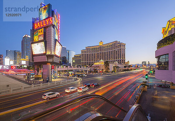 Blick auf die Verkehrs- und Wegbeleuchtung auf dem Strip  Las Vegas Boulevard  Las Vegas  Nevada  Vereinigte Staaten von Amerika  Nordamerika