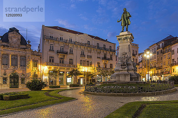 Joaquim Antonio de Aguiar-Denkmal und Gebäude der Bank von Portugal am Portagem-Platz  Coimbra  Portugal  Europa