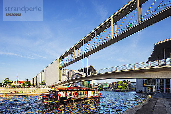 Brücke über die Spree zwischen dem Marie-Elisabeth-Luders-Haus und dem Paul-Lobe-Haus  Berlin  Brandenburg  Deutschland  Europa