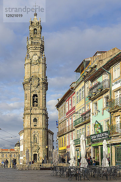 Der Glockenturm der Clerigos-Kirche  Porto  Portugal  Europa