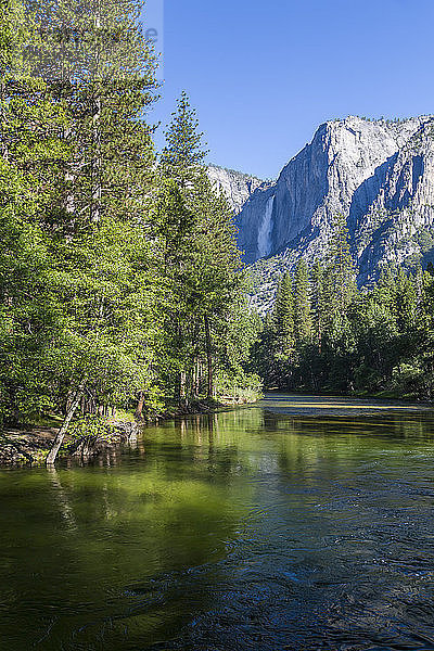 Blick auf den Merced River und die Upper Yosemite Falls  Yosemite-Nationalpark  UNESCO-Welterbe  Kalifornien  Vereinigte Staaten von Amerika  Nordamerika