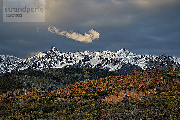 Schneebedeckte Sneffels Range im Herbst  Uncompahgre National Forest  Colorado  Vereinigte Staaten von Amerika  Nordamerika