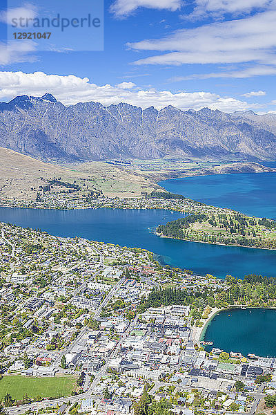 Luftaufnahme des Stadtzentrums von Queenstown  Lake Wakatipu und der Bergkette The Remarkables  Queenstown  Otago  Südinsel  Neuseeland  Pazifik