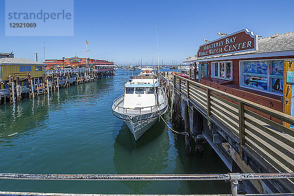 Blick auf Fisherman's Wharf vom Pier  Monterey Bay  Halbinsel  Monterey  Kalifornien  Vereinigte Staaten von Amerika  Nordamerika