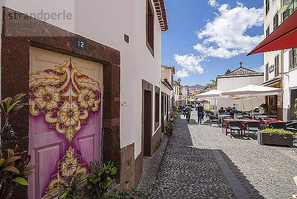 Blick auf eine Seitenstraße und eine schön bemalte Tür  Funchal  Madeira  Portugal