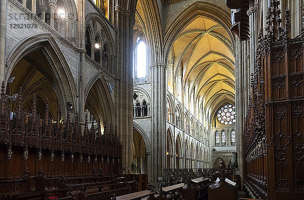 Kirchenschiff und Westfenster vom Chor aus  Kathedrale von Truro  Cornwall  England  Vereinigtes Königreich  Europa
