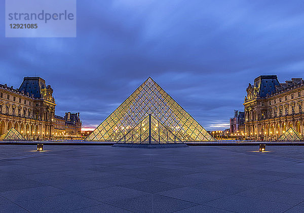 Das Louvre-Museum  Paris  Frankreich  Europa