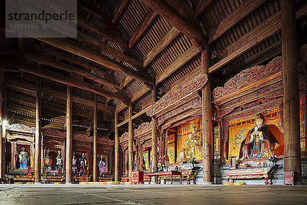 Innenraum eines Tempels  Dali  Provinz Yunnan  China