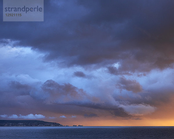 Dramatischer Sonnenuntergang mit Gewitterstimmung und Wolken über den Needles auf der Isle of Wight  von Milford-on-Sea  Hampshire  England  Vereinigtes Königreich  Europa aus gesehen