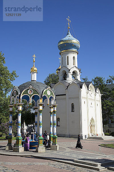 Heiliger Brunnen im Vordergrund  Heilig-Geist-Kirche  Dreifaltigkeitskloster St. Sergius  UNESCO-Weltkulturerbe  Sergiev Posad  Russland  Europa