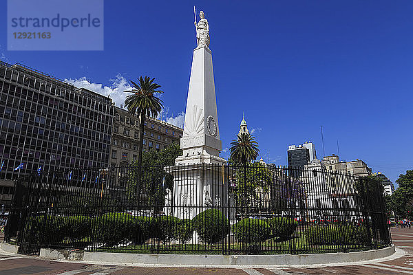 Piramide de Mayo weißer Obelisk  blauer Himmel  Plaza de Mayo  Das Zentrum  Buenos Aires  Argentinien