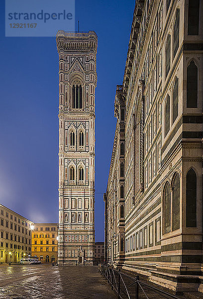 Blick auf den Campanile an der Seite des Doms (Santa Maria Del Fiore) am frühen Morgen  Florenz  UNESCO-Weltkulturerbe  Toskana  Italien