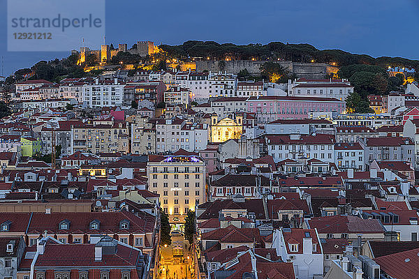 Blick vom Aussichtspunkt Santa Justa über das Stadtzentrum und die Burg Sao Jorge in der Abenddämmerung  Lissabon  Portugal  Europa