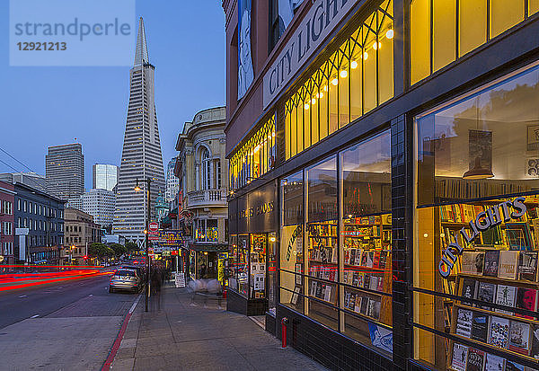 Ansicht der Transamerica Pyramid an der Columbus Avenue  North Beach  San Francisco  Kalifornien  Vereinigte Staaten von Amerika  Nordamerika