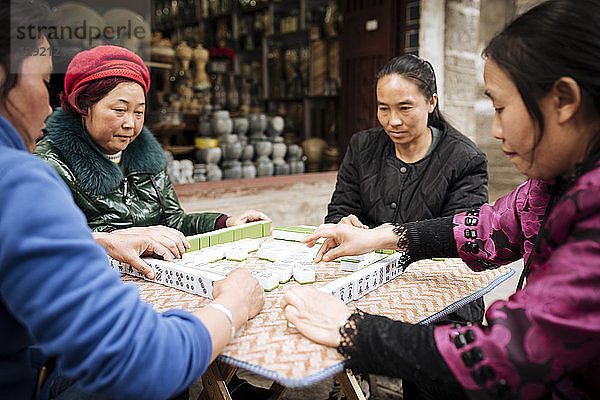 Frauen spielen das traditionelle chinesische Spiel Mahjong auf der Straße  Dali  Provinz Yunnan  China
