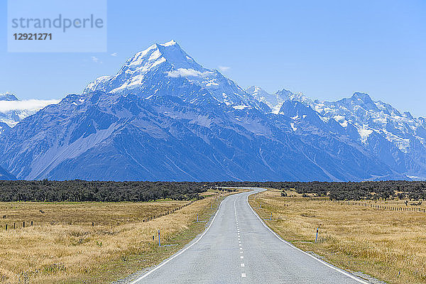 Mount Cook  leere Straße Highway 80  Mount Cook National Park  UNESCO-Weltkulturerbe  Südinsel  Neuseeland  Pazifik