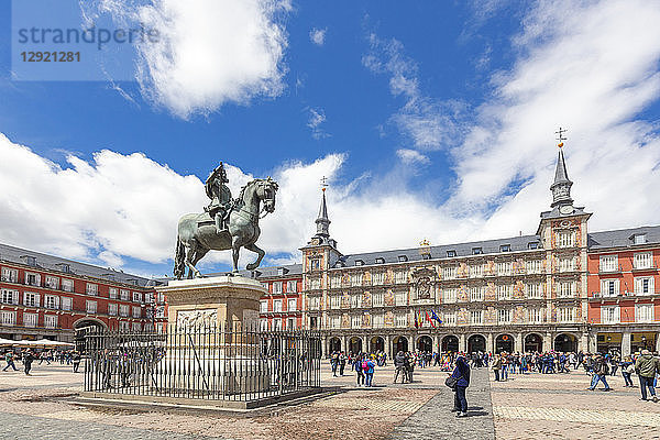 Statue von König Philipp III. und Casa de la Panaderia (Bäckereihaus)  Plaza Mayor  Madrid  Spanien  Europa