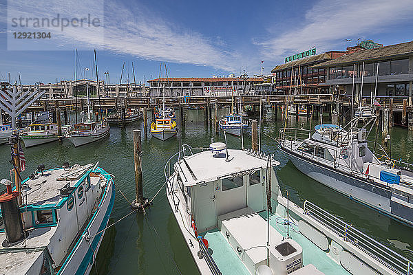 Boote und Restaurants im Hafen von Fishermans Wharf  San Francisco  Kalifornien  Vereinigte Staaten von Amerika  Nordamerika