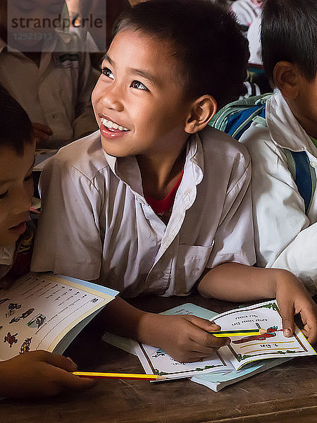 Junge im Klassenzimmer  Houy Mieng  Laos  Indochina  Südostasien  Asien