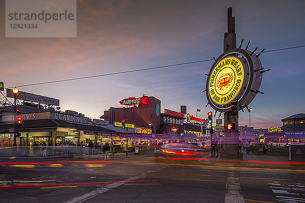 Ansicht des Fishermans Wharf-Schilds  beleuchtet in der Abenddämmerung  San Francisco  Kalifornien  Vereinigte Staaten von Amerika  Nordamerika