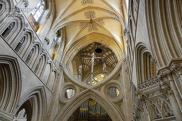 Die Scherengewölbe und das Lettnerkreuz im Kirchenschiff  Wells Cathedral  Wells  Somerset  England  Vereinigtes Königreich  Europa