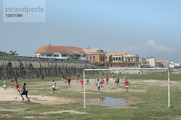 Kinder spielen Fußball außerhalb der spanischen Kolonialstadtmauern von Cartagena in der kolumbianischen Karibik  Cartagena  Kolumbien  Südamerika