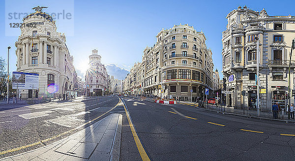 Panoramablick auf historische Gebäude an der Ecke der Calle de Alcala und der Calle Gran Via  Madrid  Spanien  Europa