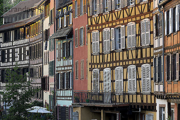 Mittelalterliche Gebäude neben dem Kanal  Petite France  UNESCO-Weltkulturerbe  Straßburg  Elsass  Frankreich  Europa