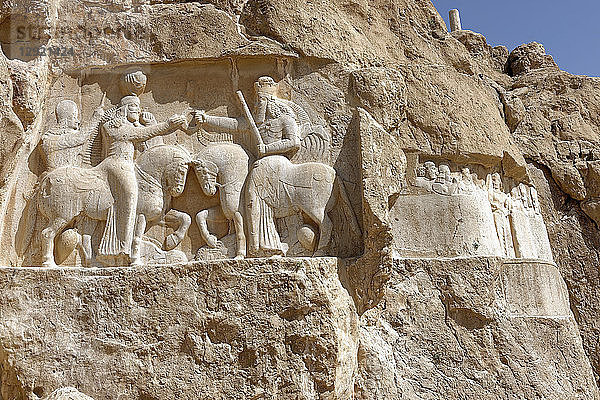 Flachrelief mit der Darstellung der Investitur von Ardaschir I.  Nekropole Naqsh-e Rostam  Persepolis-Gebiet  Iran  Naher Osten