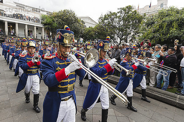 Die Präsidentenparade auf der Plaza de la Independencia  Quito  Ecuador  Südamerika