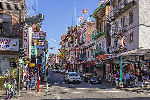 Blick auf eine belebte Straße in Chinatown  San Francisco  Kalifornien  Vereinigte Staaten von Amerika  Nordamerika
