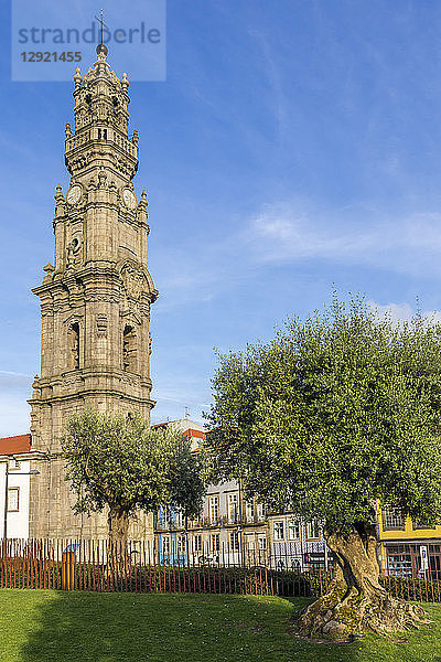 Der Glockenturm der Clerigos-Kirche  Porto  Portugal  Europa