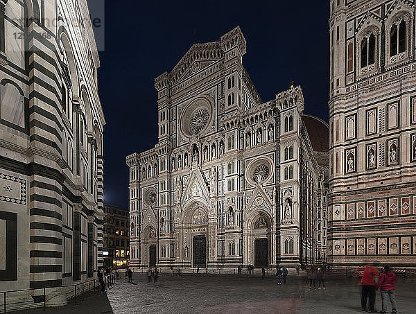 Die neugotische Marmorfassade des Doms  eingerahmt vom Campanile und dem Baptisterium  an einem Abend in Florenz  UNESCO-Weltkulturerbe  Toskana  Italien