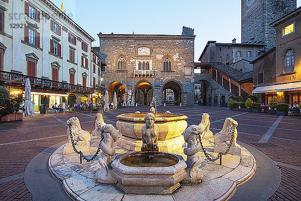 Contarini-Brunnen auf der Piazza Vecchia  Bergamo  Lombardei  Italien  Europa