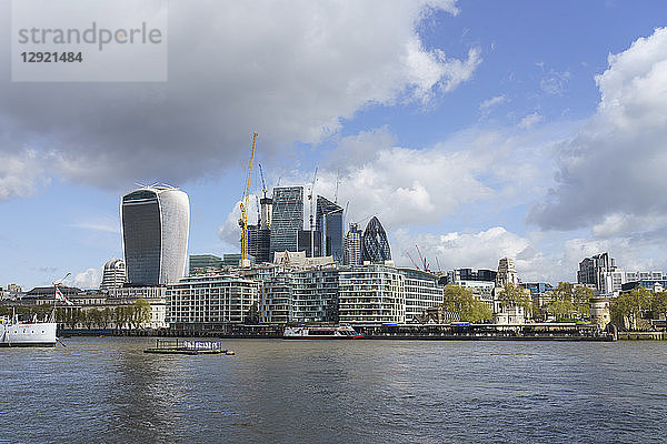 Skyline des Finanzviertels der City of London vom Südufer der Themse aus gesehen  London  England  Vereinigtes Königreich